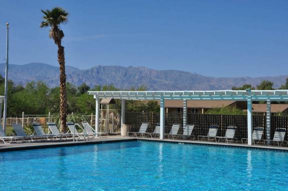 A deliciosa piscina do hotel em Furnace Creek, no Death Valley National Park, na Califórnia - EUA